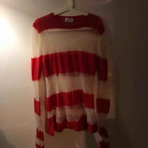  - Ganska oversized med långa ärmar men sitter ändå åt lite och ser snygg ut på