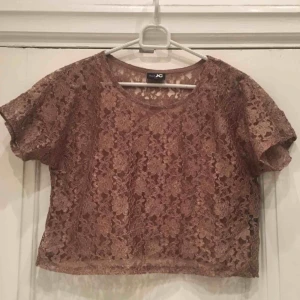  - Crop top från JC i storlek XXS. Men skulle säga att den även passar en XS-S, beror bara på hur lös man vill ha den!  ⚠️OBS! HÄMTAS i Hornstull alternativt skickas mot att köparen betalar fraktavgift. Möts endast upp om köparen köper för 100kr eller mer!⚠️