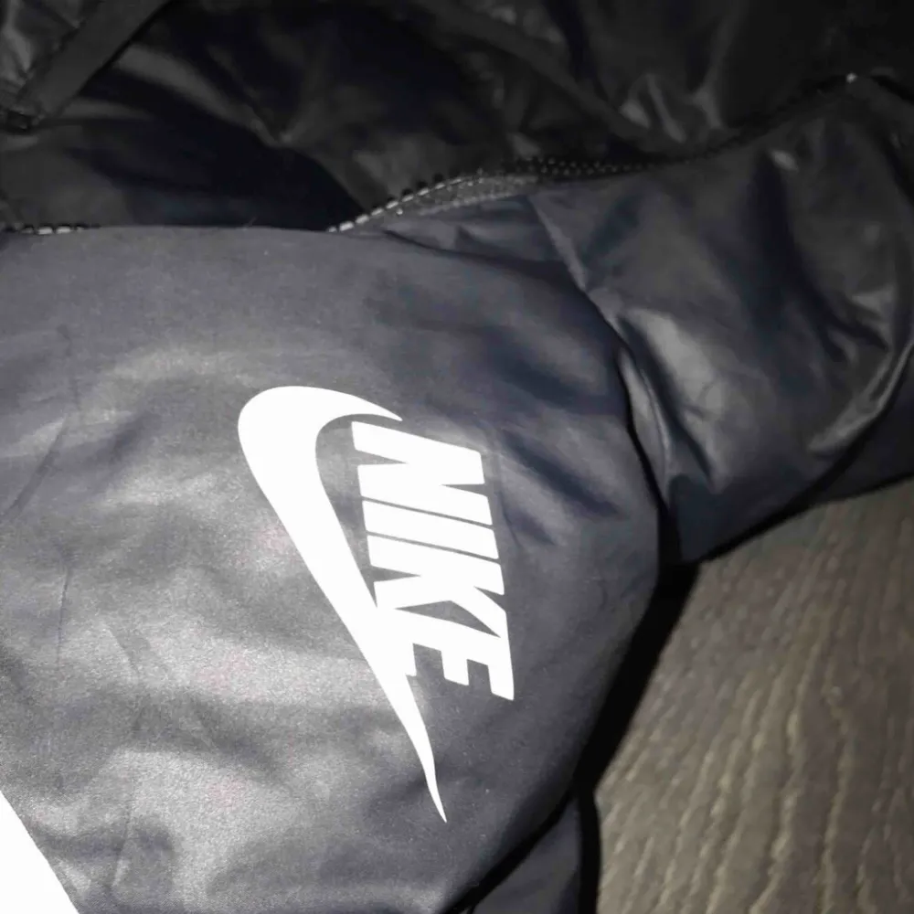 Säljer min Nike jacka för 900kr. Har haft den i 4-5 veckor & den är knappt använd. Köpte den för 1200kr. Storlek S.. Jackor.
