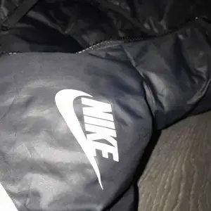 Säljer min Nike jacka för 900kr. Har haft den i 4-5 veckor & den är knappt använd. Köpte den för 1200kr. Storlek S.