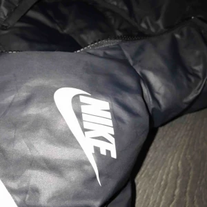  - Säljer min Nike jacka för 900kr. Har haft den i 4-5 veckor & den är knappt använd. Köpte den för 1200kr. Storlek S.