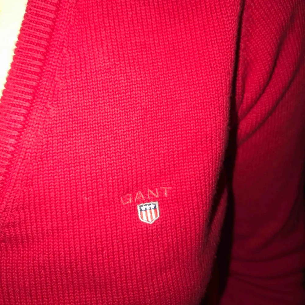 Röd pullover från Gant. Liten i storleken & säljer för att jag aldrig använder den & lite för tight för min smak💋. Tröjor & Koftor.
