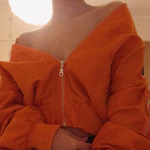  - Orange bomber jacka, aldrig använd! Frakt ingår. 