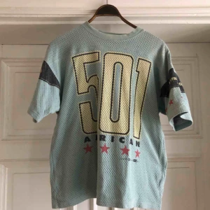  - Vintage Levis T-shirt . 80/90-tal. Dubbla lager. Tyg så tjockare än en normal T-shirt. Väl använt skick. Kan hämtas i Uppsala eller skickas. 