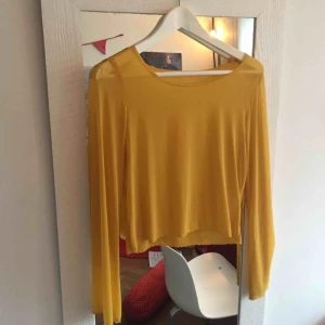  - Solgul mesh-tröja med vida ärmar! Har sytt den själv. 