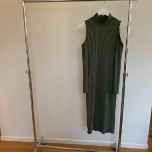  - Armegrön klänning, halvlång