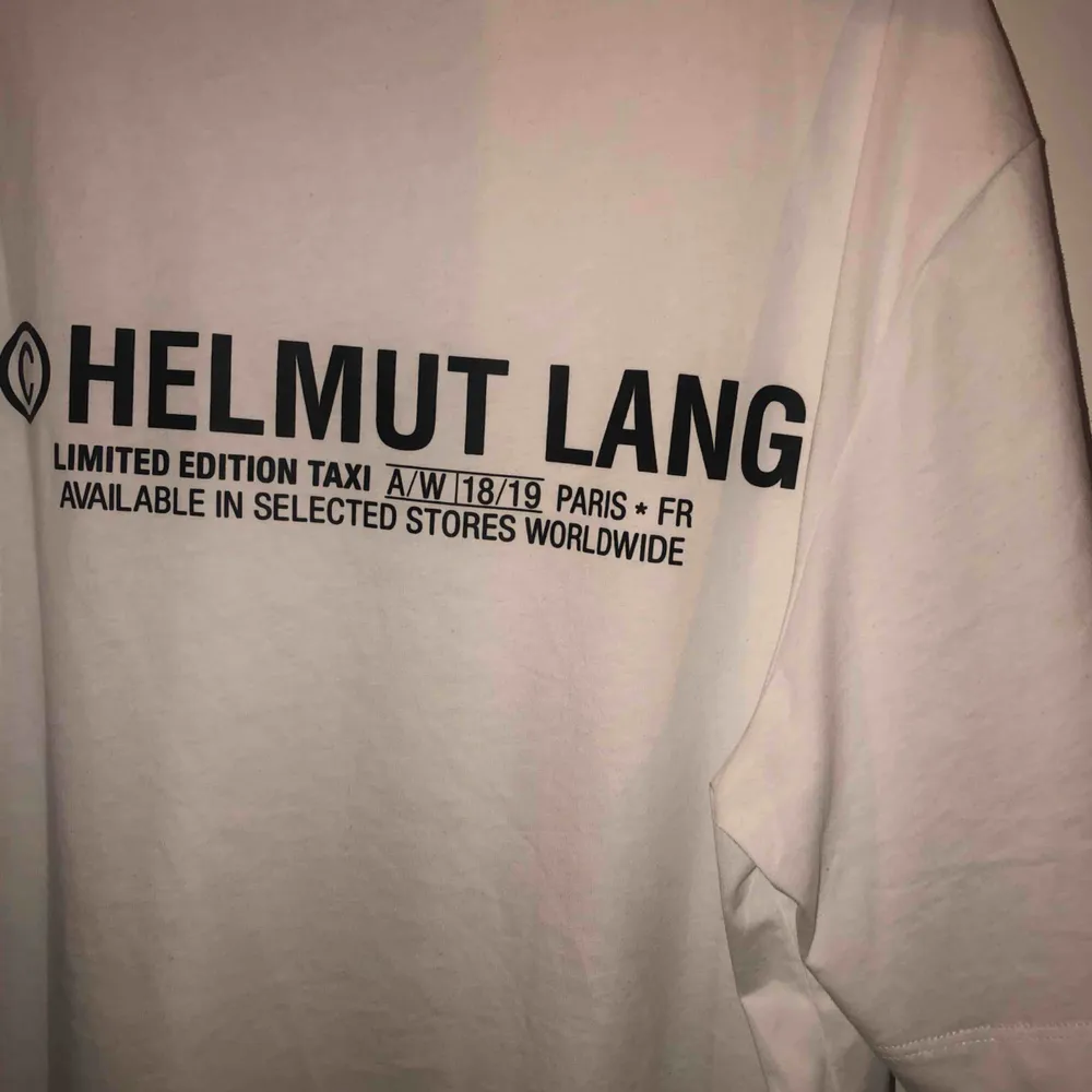 Helmut Lang taxi t-shirt. Använd få gånger. Köpt för ca 2 månader sen. Vid snabb affär går priset att diskutera. Prislapp finns kvar. Nypris 1899. T-shirts.