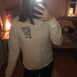  - Vit sweatshirt från Gina Tricot, Köpt för 250kr. Bra skick säljare pågrund av att använder den aldrig, har använt den 1-3 gånger max. Köpare står för frakten