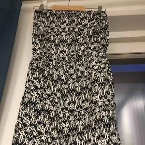  -  Fin och härlig playsuit med bandeau top med svart och vitt mönster.  Swish. 