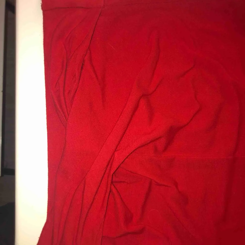 En röd långärmad magtröja  Kommer ifrån Zara  Knappt använd . Toppar.