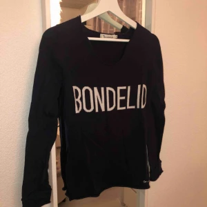  - Marinblå tröja från bondelid. Storlek S. Köparen står för frakten, 55kr.