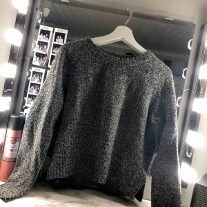  - Skön stickad tröja med en liten slits på sidorna, som ger en fin kroppsform.  Köparen står för eventuell frakt!