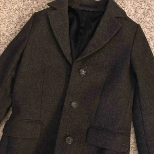  - Säljer denna tiger of sweden kappan/rock, köpt för ca 4000kr , säljs för 1000kr! Storlek 38 men passar en 36 också💖