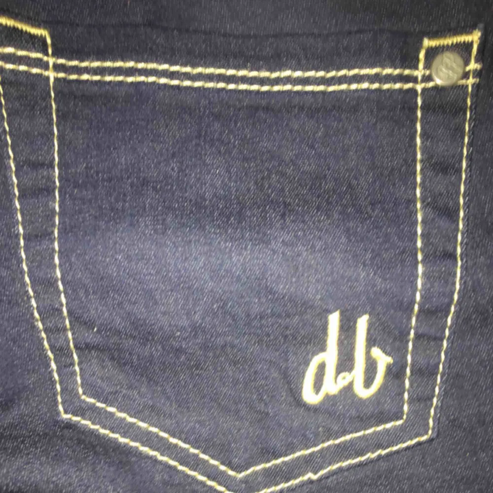 Mörkblåa jeans från d.brand med silvriga detaljer. Aldrig använda, nypris 900 kr, skulle säga att dem är ungefär storlek xs. Jeans & Byxor.