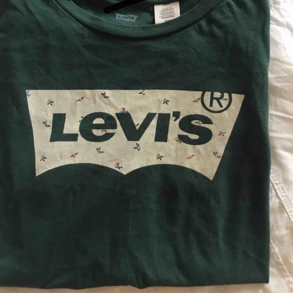 Mörkgrön Levis t-shirt   Köpt i USA för ca 250kr   Storlek S (dam)   Kan fraktas för 59 kr extra eller mötas upp i Lund/Malmö. T-shirts.