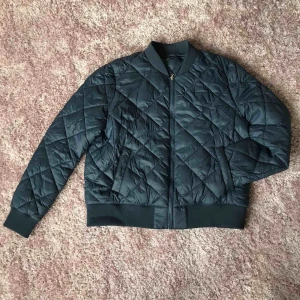  - Bomberjacka från Åhlens. Finns i Stockholm.