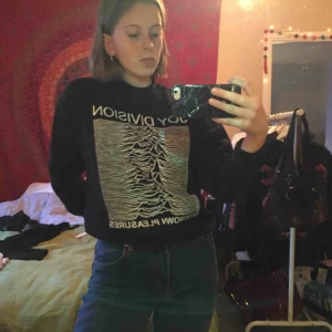  - Svart Joy Division sweatshirt, köpt i London förra året. Använd en gång + gången på bilderna. Storlek S men passar även XS. Vääääldigt skön, supermjuk på insidan! 🖤💕💕💕💖🎁🎶🎵🎶🎶🎶