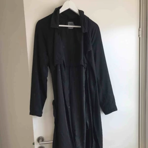  - En jätte fin tunn kappa som kommer att vara jätte bra att ha i vår, säljs pågrund av brist på användning för min del. Frakten är inräknad i priset!🤩