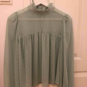  - Mellan genomskinlig blus från Gina tricot. Kan mötas upp i Stockholm eller postas. Då står köparen för frakten