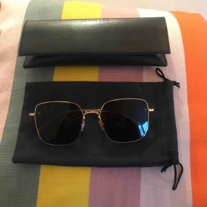  - Helt oanvända! Derek Lam solglasögon Glasögonpåse och fodral medföljer. Modell: BRITT Färg: guld/svart (18k guldpläterad) Nypris: 2733 Betalning via swish! Upphämtning i centrala Sthlm / Köparen står för frakt Pris kan diskuteras vid snabbaffär. 