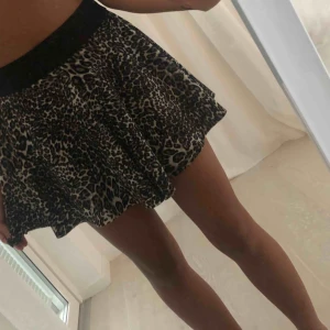  - Leopard mönstrad kjol från Nelly.com strl S