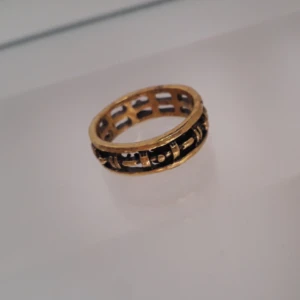  - Secondhand vintagering i guldpläterad metall. Frakt: 9kr