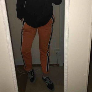  - Snygga trackpants från carlings. Köpta för 400 och knappt använda. Se en mer rättvis bild på färgen på andra bilden 