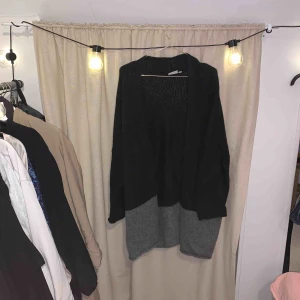  - Stickat blockmönstrad kofta från Kappahl!    Betalas med swish. Kan mötas upp i Halmstad eller skicka mot frakt som betalas av köparen. 