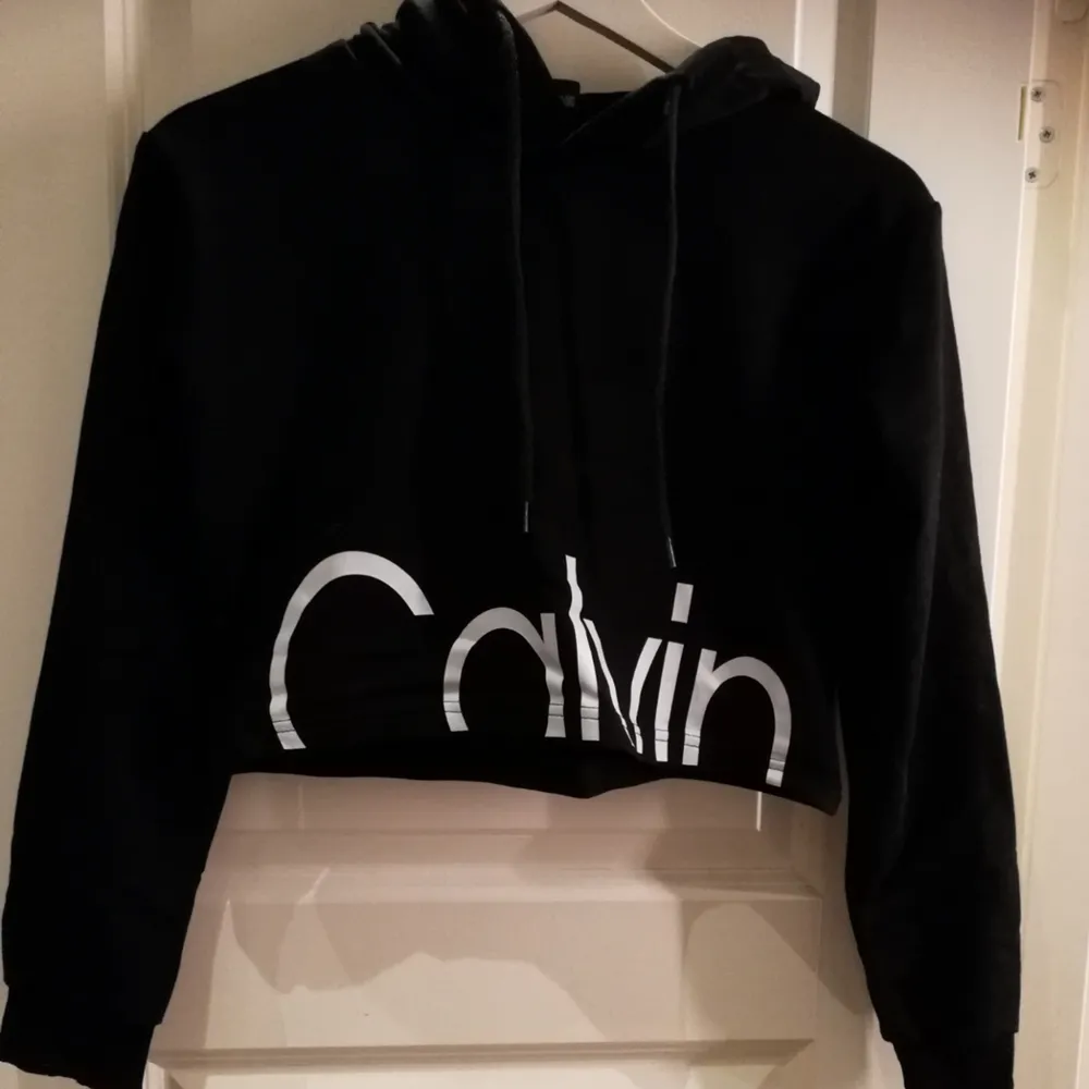 Calvin klein magtröja hoodie. Tröjan är en kopia och inte äkta. Använd 1 gång. . Hoodies.