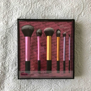  - Säljer ett set med borstar från Real Techniques✨ helt oanvända med förpackning✨ Ordinarie pris 357kr!