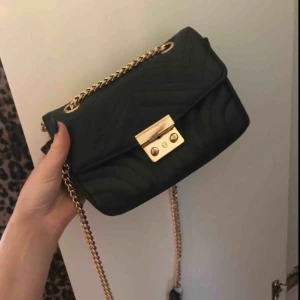  - Fin väska från Nelly. 