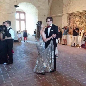  - Säljer nu min fina balklänning. Storlek XS men anser att även S skulle kunna ha denna. Består av paljetter och pärlor vilket gör att den väger något kg. 