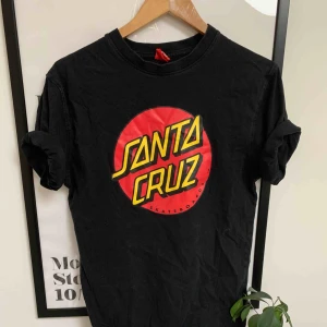  - T-shirt köpt på Carlings, något hög i halsen.