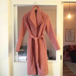  - Varm kappa från River Island. Knappt använd. Knäppning med knappar och knytning.