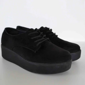  - Jättesnygga platåskor köpte på second hand, säljs då dom tyvärr är för små för mig. Kan antigen mötas upp eller frakta, men i så fall betalar köparen för frakten! 