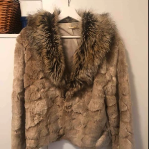  - En annorlunda pälsjacka (faux) i strl M. Två knappar som man kan stänga jackan med. Kan mötas upp i Gbg!