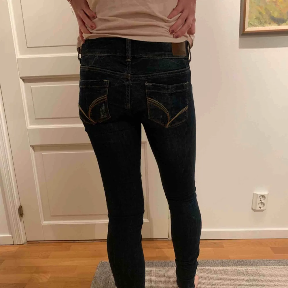 Perfect jeans från Gina Tricot. Lågmidjade och knappar som gylf. Supersnygga. Jeans & Byxor.