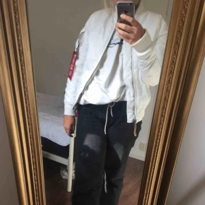 - ALPHA INDUSTRIES BOMBERJACKA🌹 NYSKICK🌹NYPRIS 1900:-🌹 VIT🌹köpare står för frakt🌹 