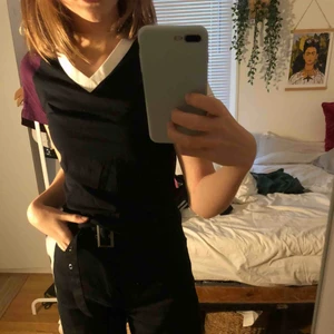  - V-ringad tröja från harlow med lila armar och vit ”krage”