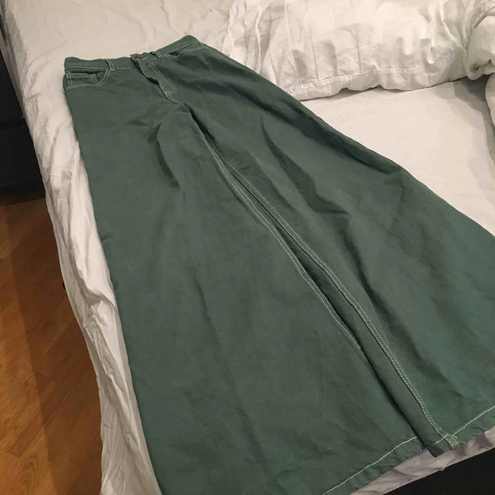Gröna vida jeans från zara i storlek 34. Jeans & Byxor.