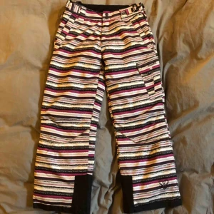  - Snygga termobyxor storlek 158. Knappt använda. Reflexdetaljer på benen, två bakfickor och en ficka på ena benet.  Frakt tillkommer.