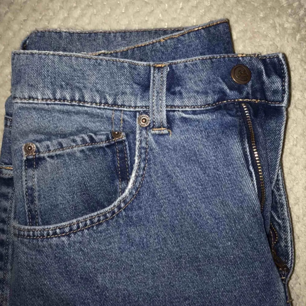 Så snygga jeans från Cheap Monday :-) köpta på Junkyard för cirka 400:- 💓 storlek 30/32 vilket motsvarar medium/large. Spårbar frakt inräknat i priset!. Jeans & Byxor.