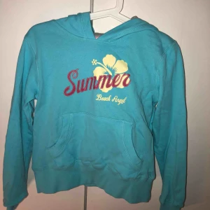  - En jättefin blå/turkos  hoodie. Med text summer beach angel på framsidan. grå inuti luvan och en stor ficka fram. Väldigt skön med lite foder innuti.