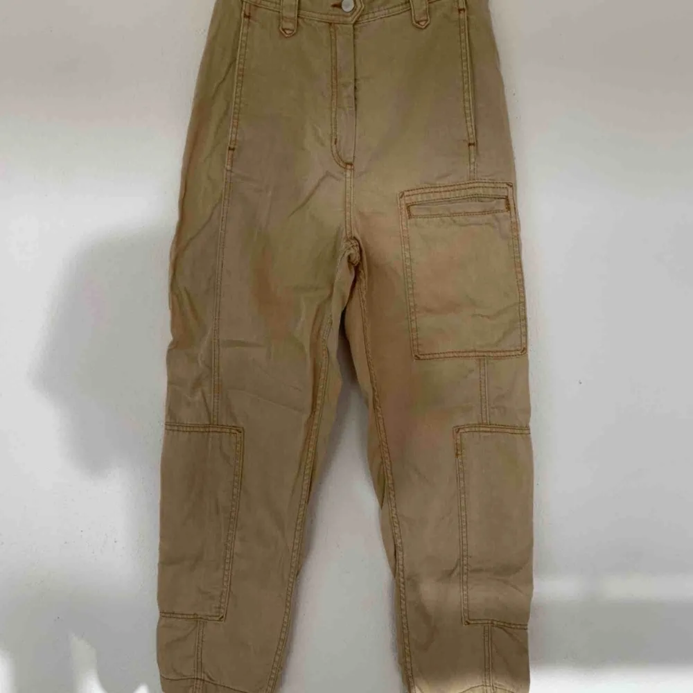 And other stories brown cargo pants. Worn a couple of times ✨ bought for 600 kr selling for 200 kr ✨ pick up in stockholm or pay for shipping 💖. Jeans & Byxor.