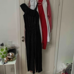 - Jumpsuit ifrån Lindex som passar perfekt till nyår. Använd endast en gång! Passar mig som är en xs/s