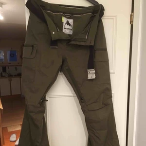 Burton skidbyxor  - Burton skidbyxor i storlek L. Går att spänna i midjan med kardborrar. Färgen är mossgrön/militärgrön.