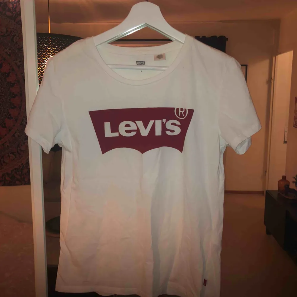 Levis t-shirt i storlek S. Endast använd några få gånger ✨ Finns i rimbo, annars står köparen för frakten 💌. T-shirts.