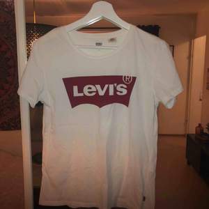 Levis t-shirt i storlek S. Endast använd några få gånger ✨ Finns i rimbo, annars står köparen för frakten 💌