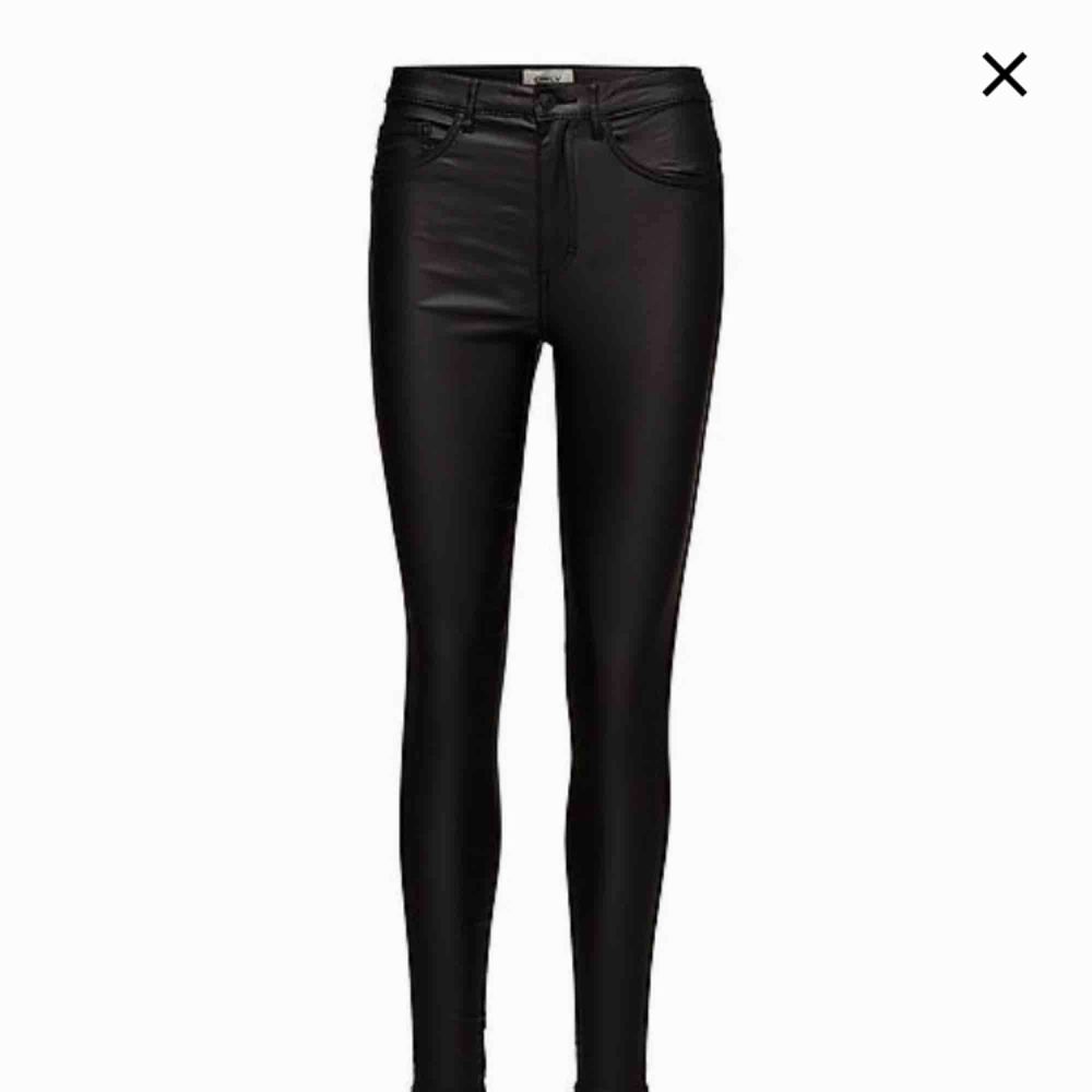 Helt nya ”skinn” imiterade byxor i jeansform från only storlek xs/34. Lappen sitter kvar på byxan och nypris var 399. Jeans & Byxor.