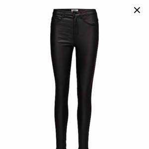 Helt nya ”skinn” imiterade byxor i jeansform från only storlek xs/34. Lappen sitter kvar på byxan och nypris var 399